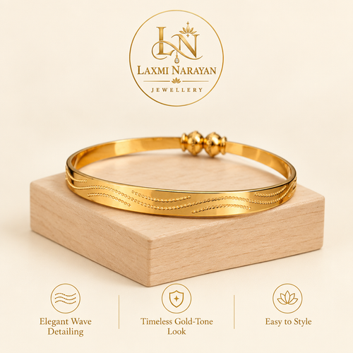 Single kada on a wooden display with brand logo and three style highlights